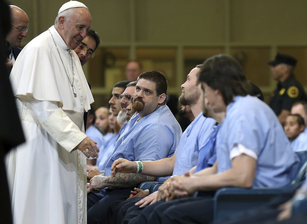 Papež navštívil také věznici