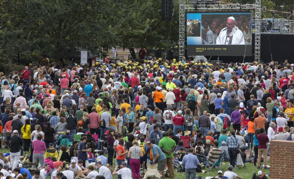 Papeže celou cestu vítaly nadšené davy