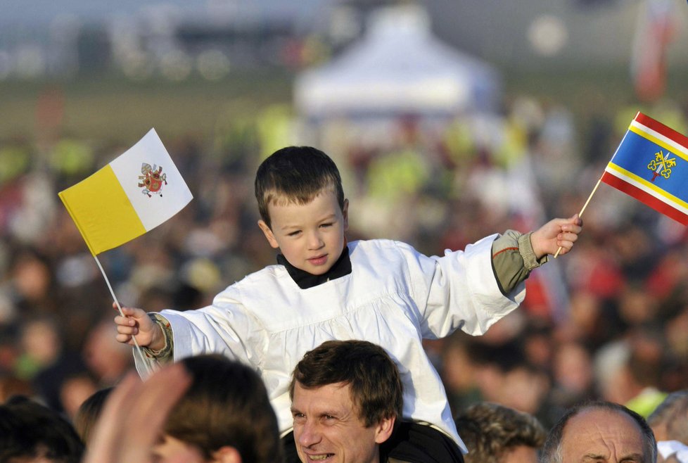 Papeže v Brně vítají desetitisíce věřících