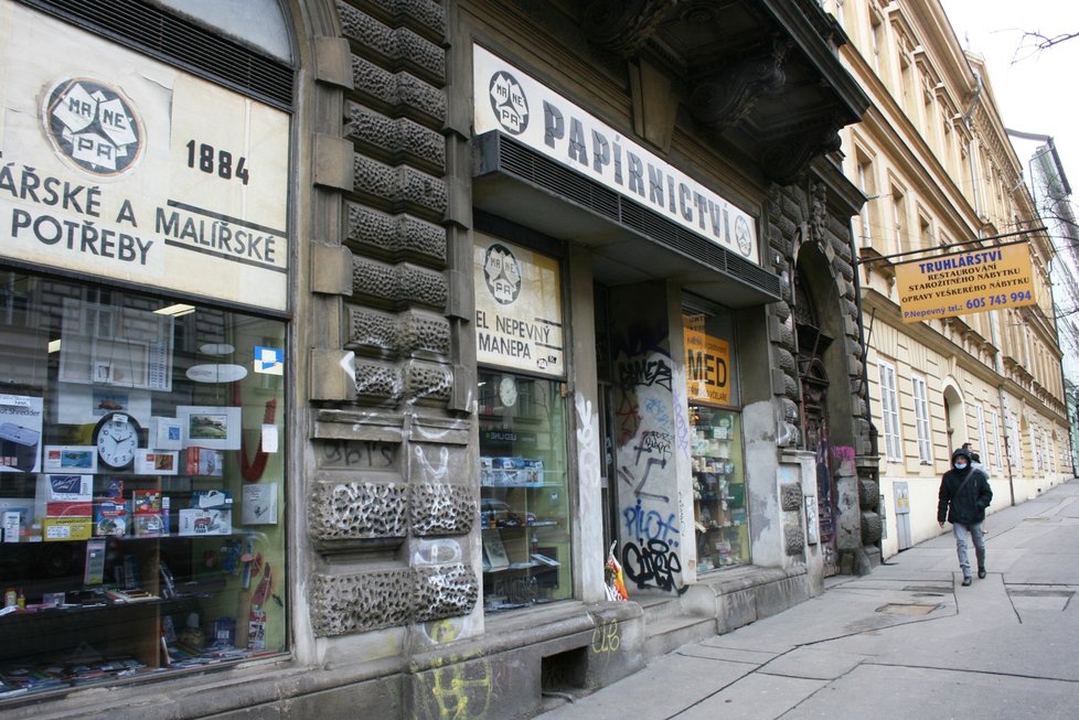 V Praze se opět otevřela papírnictví a lidé si mohli opět osobně nakoupit i v menších prodejnách.  (19. ledna 2021).