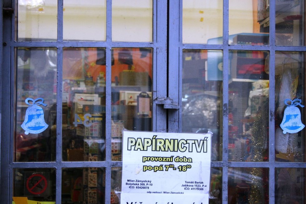 V Praze se opět otevřela papírnictví a lidé si mohli opět osobně nakoupit i v menších prodejnách.  (19. ledna 2021)