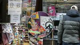 Papírnictví v Praze znovu otevřela, kupily se fronty. Prodeje přes internet moc nefungovaly