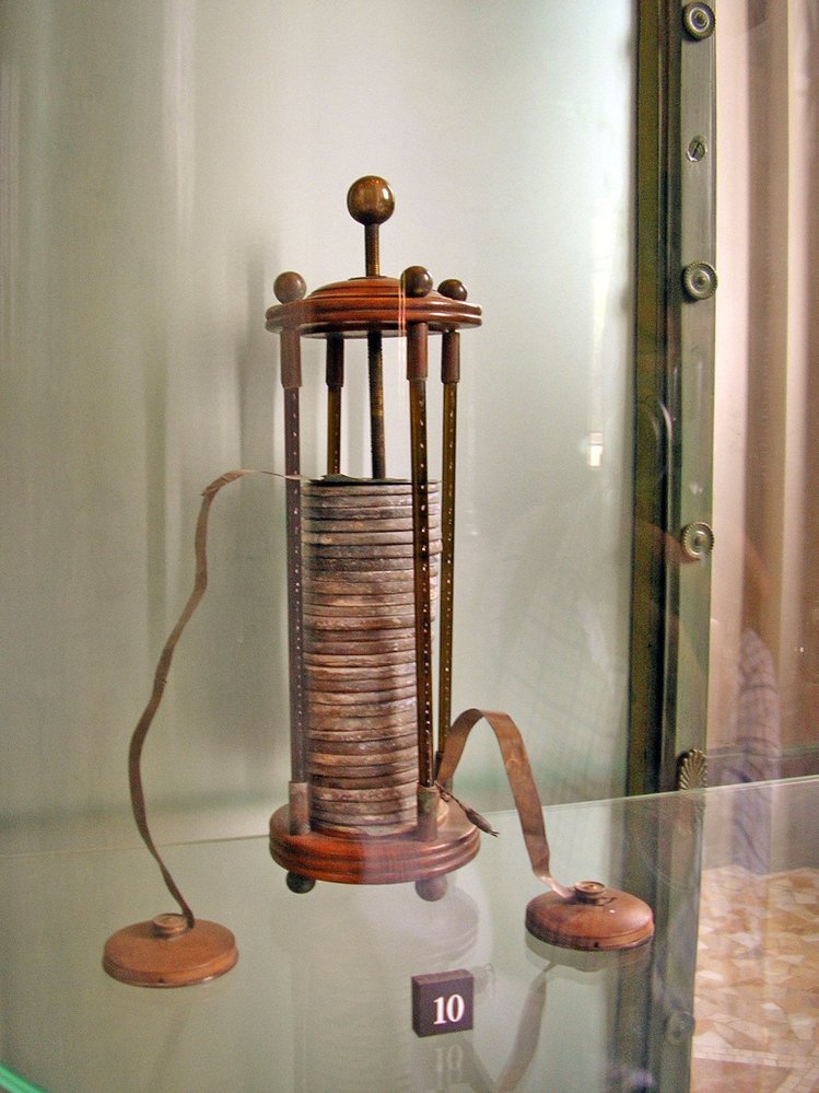 První elektrickou baterii sestrojil v roce 1801 Alessandro Volta, nazývá se Voltův sloup.