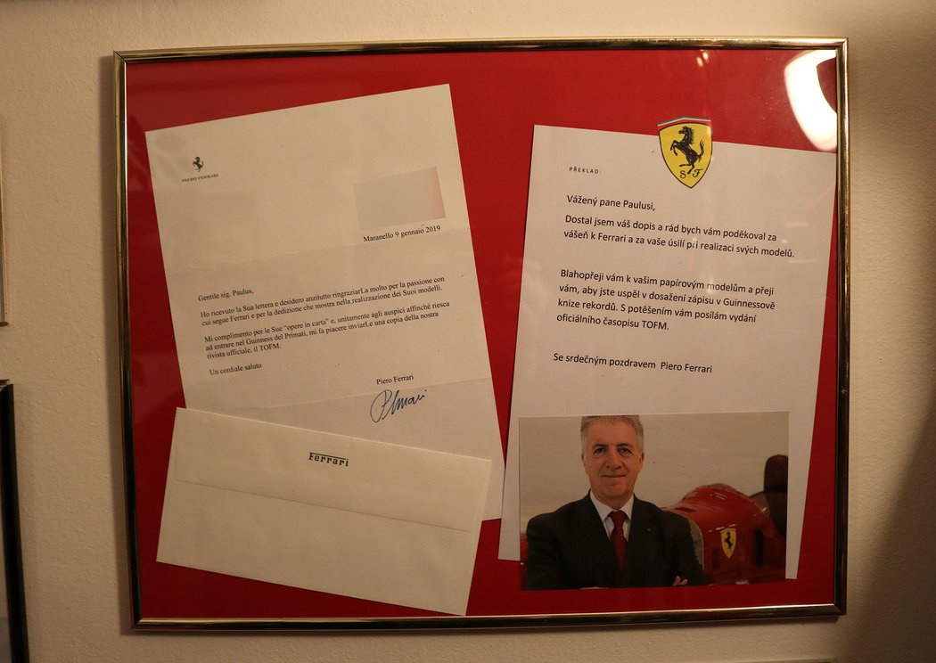 Modelář staví papírová ferrari