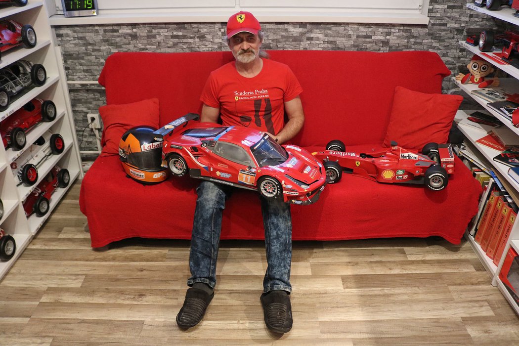 Modelář staví papírová ferrari