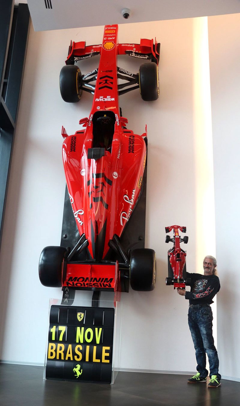 Modelář staví papírová ferrari