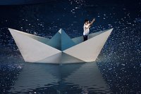 Číňan dopluje na ostrov v loďce z papíru