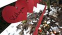 Papírová srdce s nápisem „Děkujeme“ visela 18. prosince na plotu chalupy na Hrádečku na Trutnovsku, kde minulý rok ve věku 75 let zemřel první porevoluční český prezident Václav Havel.