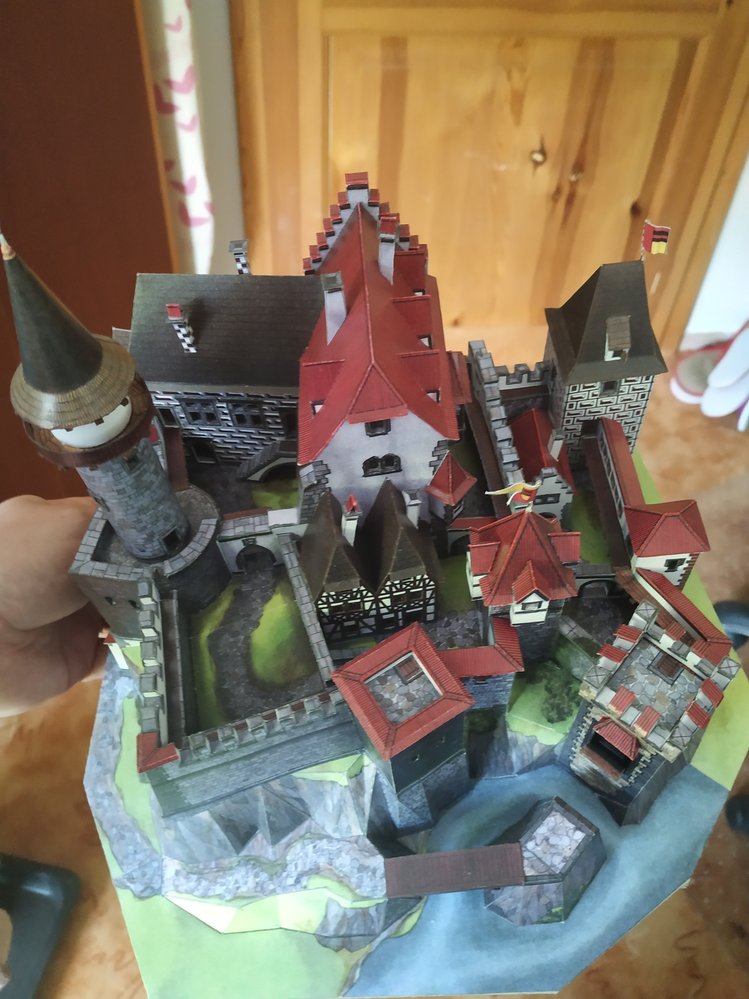 Papírový model romantického hradu zaslaný do soutěže Papírový pohár