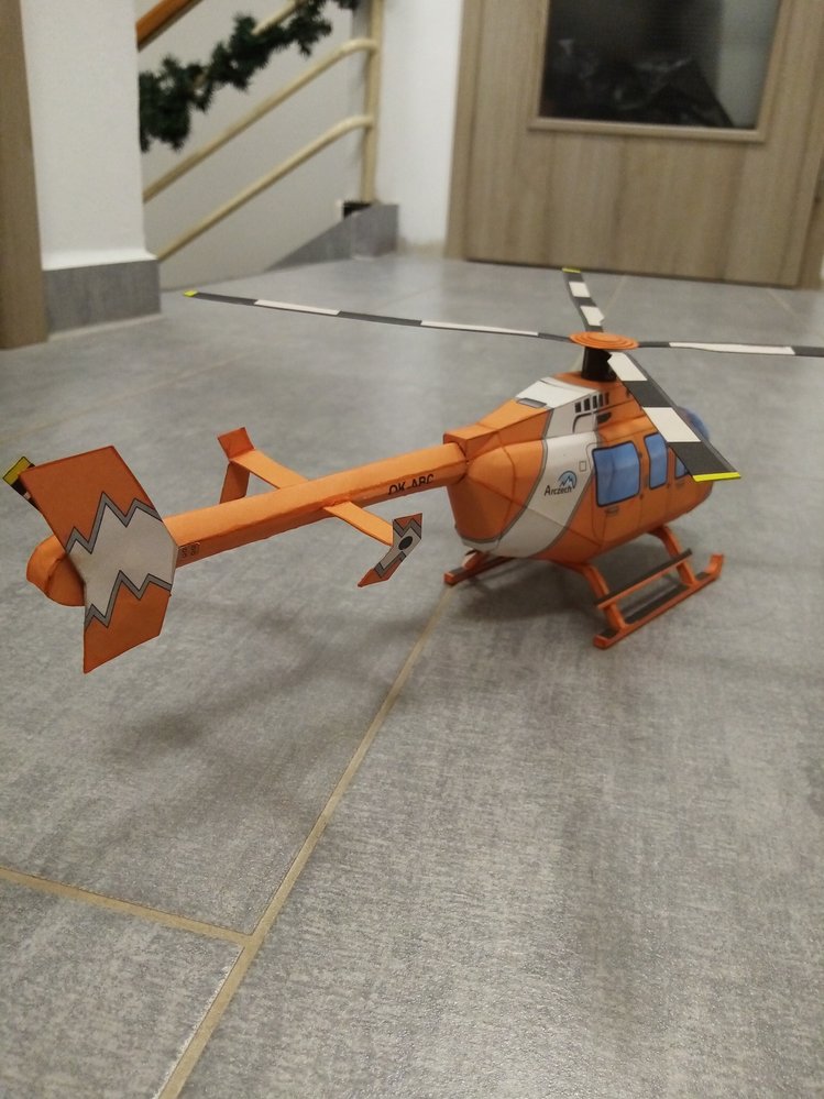 Papírový model helikoptéry přihlásila do soutěže Eli Hrazdirova