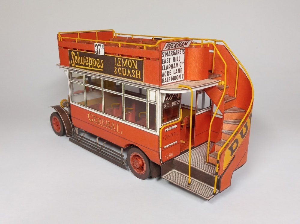 Papírový model londýnského patrového autobusu K-AEC (1 : 32) přihlásil do soutěže Jaroslav Fanta