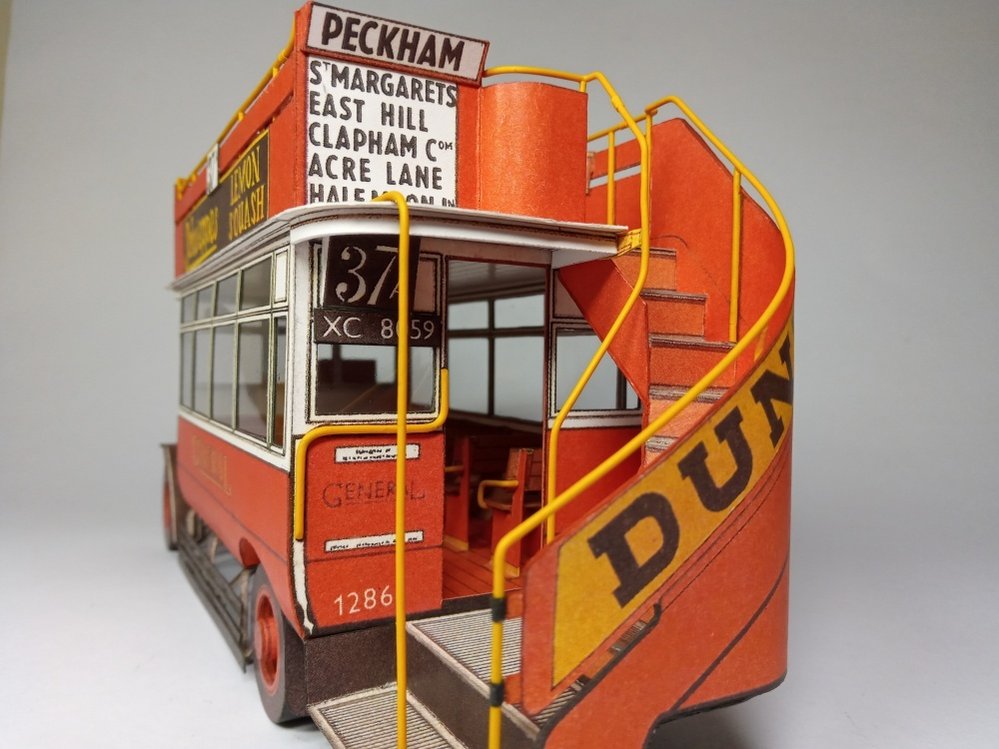 Papírový model londýnského patrového autobusu K-AEC (1 : 32) přihlásil do soutěže Jaroslav Fanta