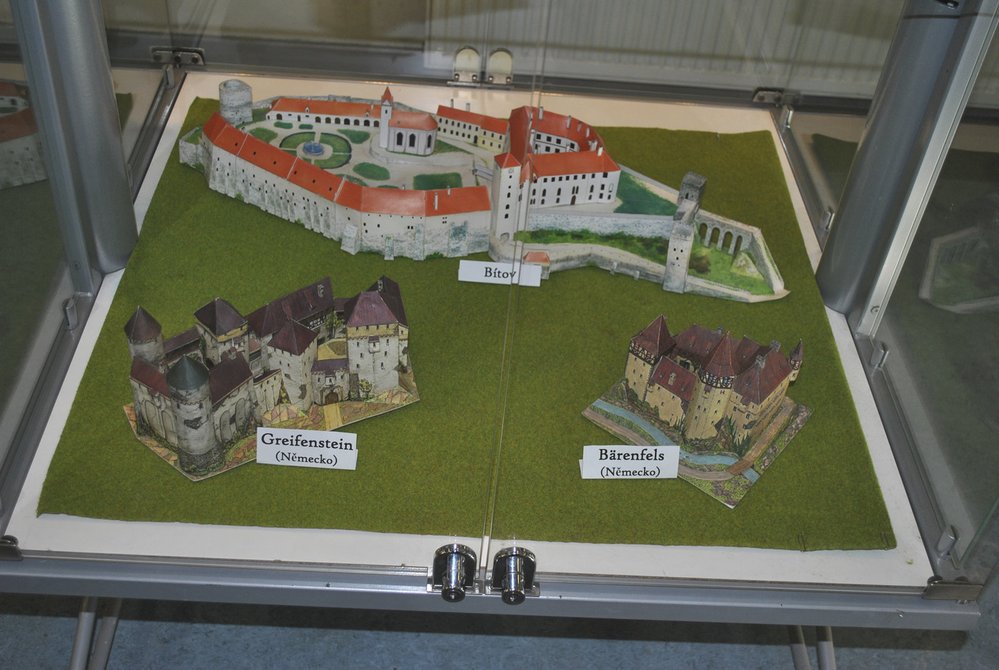 Dvě desítky unikátních modelů zajímavých hradů z celé Evropy jsou vystavovány ve smíchovské pobočce Městské knihovny.