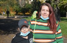 Gabriela se synem Tomášem: Jiní venčí psy, my papouška!