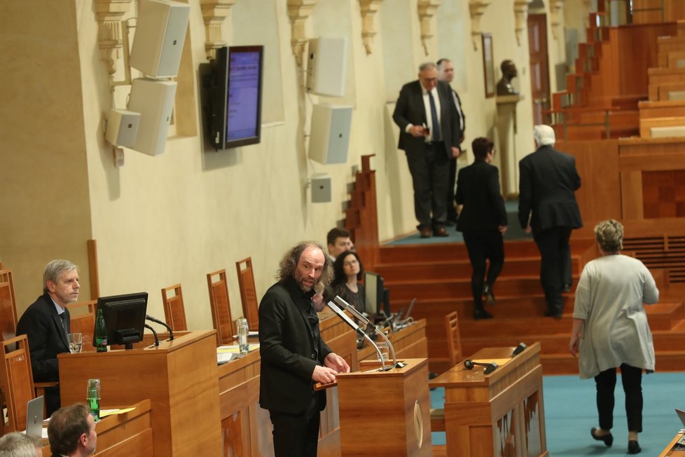 Senátor Zdeněk Papoušek kritizoval Aleše Gerlocha za jeho předlistopadovou minulost, kdy byl členem KSČ (20. 3. 2018)
