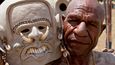 Asaro Mud Men nosí na hlavách těžké hliněné masky. V minulosti jimi chtěli vyděsit své nepřátele.