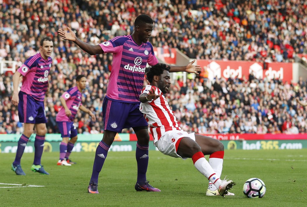 Papy Djilobodji v souboji s Bony Wilfriedem