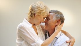 Sex po šedesátce udrží mozek ve formě lépe než sudoku! Proč je to stále tabu?