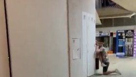 Pár se oddával orálnímu sexu uprostřed ulice.