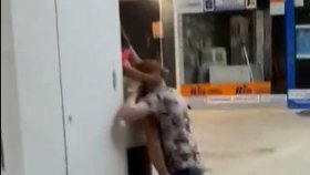 Pár se oddával orálnímu sexu uprostřed ulice.