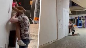Pár se oddával orálnímu sexu uprostřed ulice.