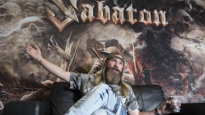 Baskytarista heavy metalové kapely Sabaton Pär Sundström