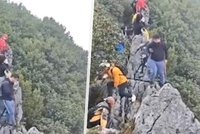 Šílené video z Číny: Turista kvůli selfie málem zemřel