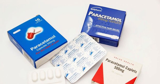 Vyděšení Češi skupují léky s paracetamolem. Není to prevence, poškodíte si játra, varují lékárníci