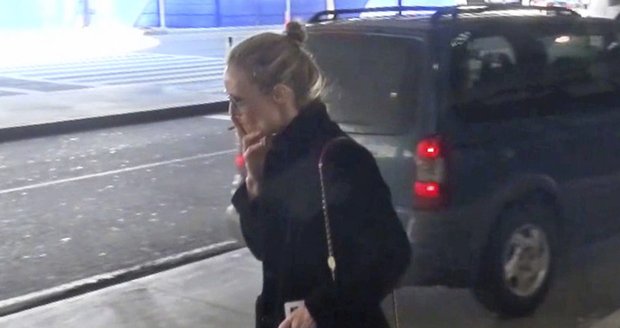 Vanessa Paradis na letišti v LA ukázala nevzhledný obličej a kouřila balenou cigaretu.