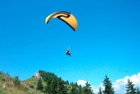 Paraglidista narazil do svahu