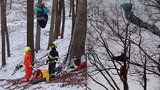 Paraglidista zůstal viset ve výšce 30 metrů: Dolů ho spouštěli hasiči