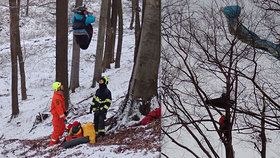 Paraglidista uvízl na stromě. Zachránit ho museli hasiči.