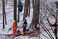 Paraglidista zůstal viset ve výšce 30 metrů: Dolů ho spouštěli hasiči