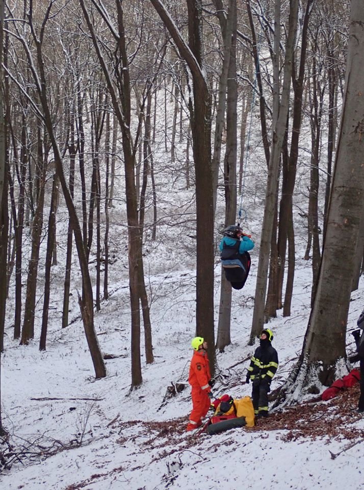Paraglidista uvízl na stromě. Zachránit ho museli hasiči.