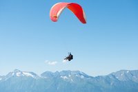 Český paraglidista (29) měl nehodu v Rakousku: Kvůli silnému větru skončil v nemocnici