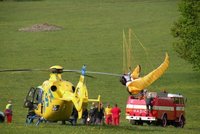 Paraglidista spadl do drátů elektrického vedení