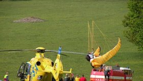 Vrtulník muže přepravil do nemocnice údajně s popáleninami na rukou a nohou