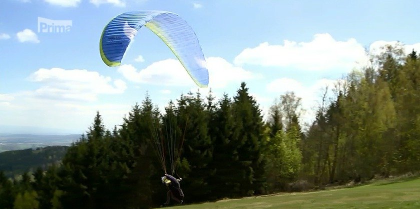 Dva paraglidisté havarovali po startu z vrchu Zvičina