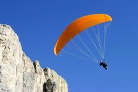 Český paraglidista narazil ve Švýcarsku do skály: Zraněním podlehl