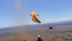 Paraglidista si díky prašnému víru užil několik kotrmelců ve vzduchu. Jeho manželka mezitím na zemi křičela hrůzou.