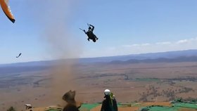 Paraglidista si díky prašnému víru užil několik kotrmelců ve vzduchu. Jeho manželka mezitím na zemi křičela hrůzou.