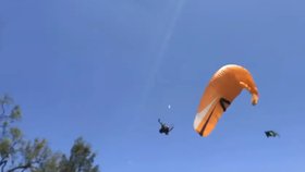 Paraglidista si díky prašnému víru užil několik kotrmelců ve vzduchu. Jeho manželka mezitím na zemi křičela hrůzou.