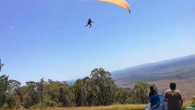 Paraglidista si díky prašnému víru užil několik kotrmelců ve vzduchu. Jeho manželka mezitím na zemi křičela hrůzou.