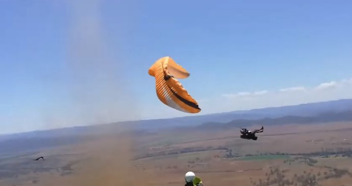 Paraglidista si díky prašnému víru užil několik kotrmelců ve vzduchu. Jeho manželka mezitím na zemi křičela hrůzou.