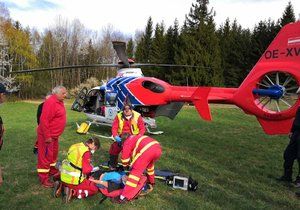 Zásah záchranářů u těžce zraněné ženy po jejím pádu z paraglidového tandemu v Beskydech.