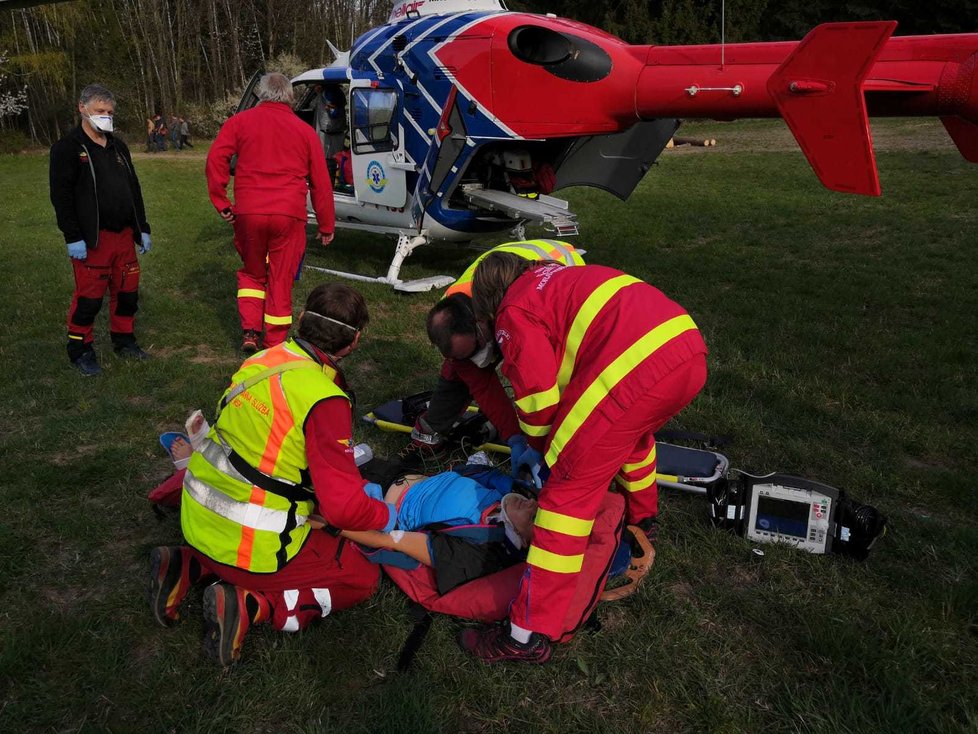 Zásah záchranářů u těžce zraněné ženy po jejím pádu z paraglidového tandemu v Beskydech.