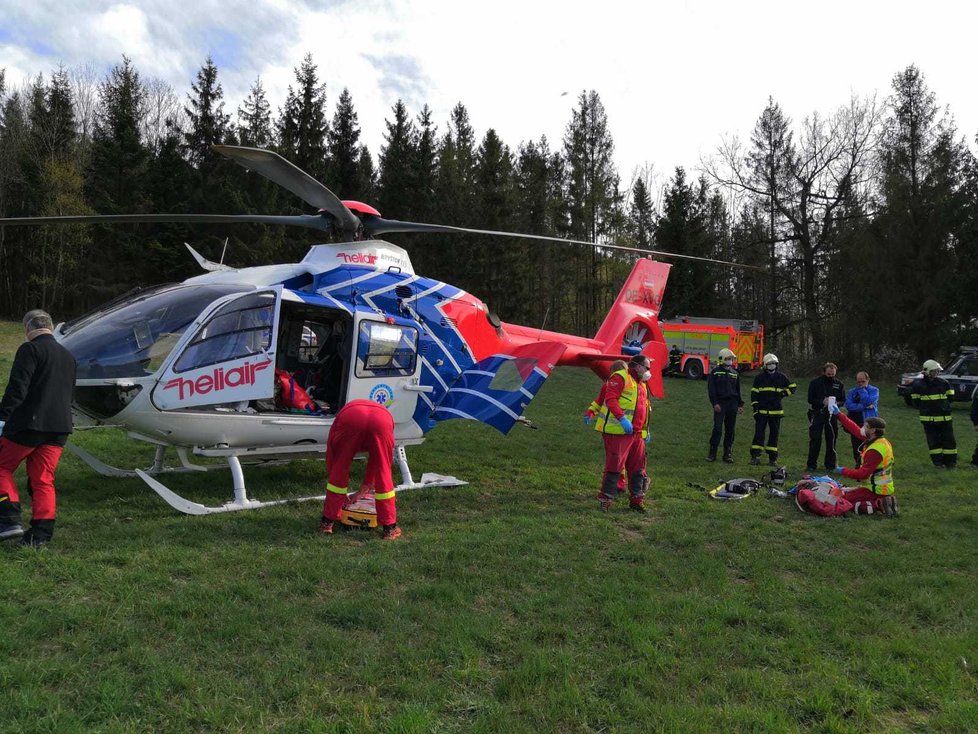 Zásah záchranářů u těžce zraněné ženy po jejím pádu z paraglidového tandemu v Beskydech.