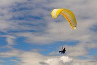 Paraglidista (32) se zřítil za hranice s Polskem: Vyrazili mu na pomoc zdravotníci obou zemí