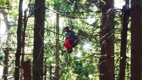 Paraglidista strávil v korunách stromu víc než hodinu.
