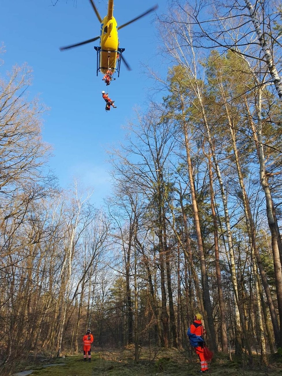 Záchrana zraněného paraglidisty u obce Podolí.